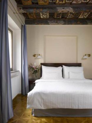 Orea Place Charles Bridge Aparthotel Prague